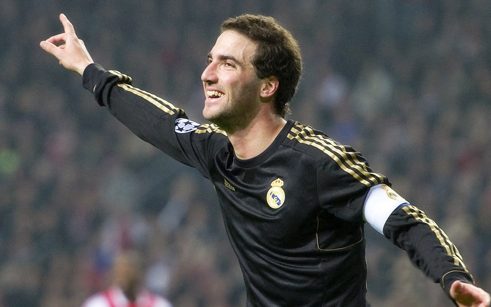 小国的脊梁，巨星的权杖，当冰岛用防守震撼北欧，迪巴拉在亚平宁写下诗篇